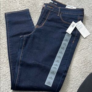 NWT Old Navy size 10 Rockstar super skinny jeans